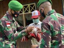 Satgas TNI Latih Upacara Penaikkan Bendera 