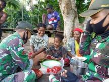 Prajurit TNI Papua Ajarkan Mama-Mama Cara Membuat Kue Tradisional 