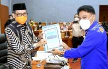 Wakil Ketua Komisi X DPR RI Abdul Fikri Faqih menerima berkas dari perwakilan&nbsp; PGTKH