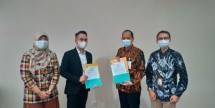 Kepala Divisi Bisnis I PT Penjaminan Jamkrindo Syariah (Jamsyar), Ari Perdana Gandhi (kedua dari kiri) bersama Pawning Group Head Bank Syariah Indonesia, Mahendra Nusanto S. (tiga dari kiri) 