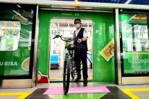 Gubernur DKI Jakarta Anies Baswedan di MRT 