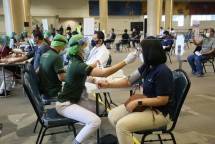 Personel Angkasa Pura I, sedang disuntik Vaksin Covid-19