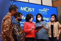 Direktur Retail and Treasury Mandiri Sekuritas Theodora VN Manik (tengah) bersama Head of Retail Mandiri Sekuritas Andreas Gunawidjaja (kedua kiri), dan lainnya