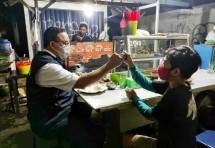 Gubernur DKI Jakarta Anies Baswedan makan pecel lele