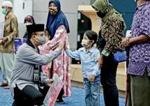 Anies Jongkok Saat Serahkan Bansos Tunai ke&nbsp;Warga, Netizen Puji Habis-habisan: Gubernur Terbaik! Ahlak dan&nbsp;Kesantunan yang Luar Biasa... 
