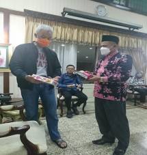 Gubernur Jawa Tengah Ganjar Pranowo menunjukkan salah satu produk UMKM Jawa Tengah kepada Ketua Dekopinwil Jateng Dr. Walid Dalam pertemuan di rumah dinas Gubernur di Puri Gedhe, Semarang, Kamis (25/3/2021).