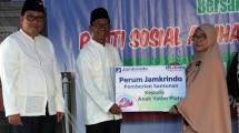 Direktur Utama Perum Jamkrindo Diding S. Anwar berikan santunan kepada panti asuhan