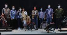Pemberian penghargaan MURI untuk jenis Sepeda dengan Motif Batik Terbanyak disambut antusias para pesepeda.
