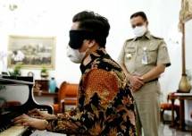 Anies Undang Pianis Muda Pemegang Dua Buku Rekor Internasional ke Balai Kota, Warganet:&nbsp;Bukan Main! Anak Muda Terbaik Bersama Gubernur Terbaik... 