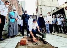Gubernur Anies Letakkan Batu Pertama di Kampung Kwitang