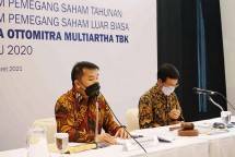 Djaja Suryanto Sutandar bermasker hitam, Presiden Direktur PT Wahana Ottomitra Multiartha Tbk (WOMF), atau WOM Finance, sedang menyampaikan paparannya pada Rapat Umum Pemegang Saham Tahunan. (Foto: Humas WOM Finance)
