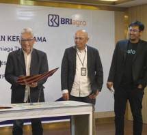 CEO Restock.id, Tiar Nabilla Karbala (Kanan) melakukan kerjasama dengan Bank BRI Agro