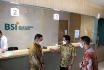 Direktur Utama Bank Syariah Indonesia, Hery Gunardi (tengah), didampingi Regional CEO XI Bank Syariah Indonesia Wilayah Makassar, Kemas Erwan (paling kiri) berbincang dengan nasabah saat memantau proses integrasi sistem dan layanan di Kantor Cabang Makassar 1 Regional XI BSI, Makassar, Sulawesi Selatan.