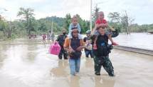 Prajurit TNI Bantu Warga Terdampak Banjir di Kampung Arso Papua