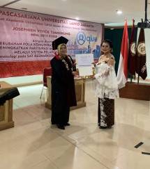 Kompol Vivick Tjangkung (kanan) Raih Gelar Doktor