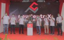 Direktur Wholesale & International Service Telkom Dian Rachmawan (keempat dari kiri) bersama Executive Vice President Telkom Regional VI Kalimantan Rijanto Utomo (keempat dari kanan) dan lainnya.