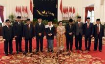 Inilah para pengarah UKP PIP dan Kepala UKP PIP Yudi Latief (paling kanan) yang baru dilantik Presiden Jokowi, di Istana Negara, Jakarta, Selasa (7/6) pagi. (Foto: Rahmat/Humas) 