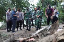 Panglima TNI Tinjau Korban Banjir NTT