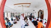 Kepala Negara menunaikan ibadah salat Jumat bersama warga setempat.