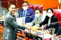 Mendag Lutfi bersama ketua DPR RI pengesahaan UU IE Cepa di DPR