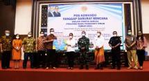 Pemberian bantuan secara simbolis diserahkan oleh Kepala Sekretariat Perwakilan Kementerian Keuangan Provinsi NTT Nur Arif Wuryanto