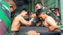 Prajurit Marinir Usai Latihan Pendaratan Amfibi 2021 Laksanakan Adu Panco