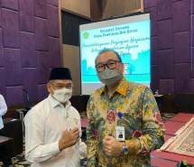 Plt. Dirjen Penyelenggaraan Haji dan Umrah Kemenag Khoirizi (kiri) dan Direktur BCA Syariah Pranata 