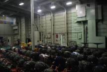Prajurit Marinir Tarawih Bersama di Gladak KRI