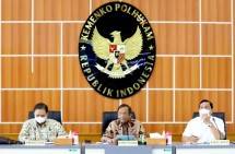 Menko Polhukam Mahfud MD, Menko Marinves Luhut Binsar Pandjaitan, dan Menko Perekonomian Airlangga Hartarto memberikan keterangan pers usai rapat Satgas Penanganan Hak Tagih Negara Dana BLBI, di Kantor Kemenko Polhukam, Jakarta, Kamis (15/4/2021). (Foto: Humas Kemenko Polhukam) 
