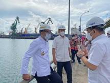  Ridwan Kamil (Gubernur Jawa Barat) serta rombongan Pemerintah Provinsi Jawa Barat ditemani Silmy Karim (Direktur Utama PT. Krakatau Steel (Persero) Tbk.), dan Akbar Djohan (Direktur Utama PT. Krakatau Bandar Samudera) saat mengunjungi Pelabuhan Cigading di Cilegon yang dikelola oleh PT Krakatau Bandar Samudera.