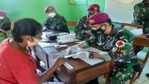  Prajurit Batalyon Kesehatan 1 Marinir Tingkatkan Kesehatan Korban Banjir NTT 