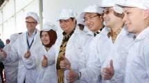 Menteri Perindustrian Airlangga Hartarto saat peresmian Pabrik Motorola dan Lenovo di PT. Tridharma Kencana (TDK)