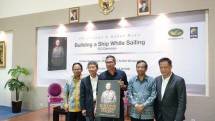 Darmono Tuang Napak Tilas Hidupnya ke Buku Building A Ship While Sailing 