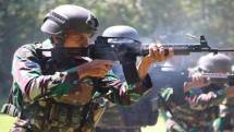 Prajurit Batalyon Infanteri 3 Marinir Menembak Reaksi