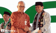 Direktur Utama Bank DKI Kresno Sediarsi memberikan secara simbolis Amal Zakat Infaq dan Sodakoh (ZIS) sebesar Rp 560 jt, kepada Kepala Bazis DKI Jakarta Zubaidi Adih