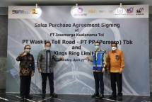 Direktur Utama PT PP (Persero) Tbk Novel Arsyad (kiri), Wamen II Kementerian BUMN Kartika Wirjoatmodjo (kedua dari kiri), dan CEO Road King Expressway International Holding Limited Fung Tat Sun Patrick (kedua dari kanan). 
