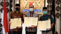 Ketum Kadin Indonesia Rosan P. Roeslani (tengah) seusai menandatangani kerja sama dengan IICD dan KAKI