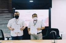 Penandatanganan perjanjian kerja sama oleh Direktur Utama PT INTI (Persero) Otong Iip dan Direktur Utama PT PINS Henry Christiadi