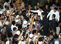 Antusiasme warga saat kunjungan kerja Presiden ke Tasikmalaya, Jawa Barat, Jumat (9/6). (Foto: Humas/Rahmat) Presiden Joko Widodo (Jokowi) melanjutkan kegiatan kunjungan kerjanya dengan melaksanakan solat Tarawih bersama pengurus, santri, dan warga 