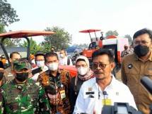 Mentan Syahrul Yasin Limpo saat menyerahkan alsintan di Indramayu