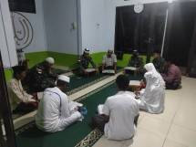 Satgas Yonif 642Kapuas Laksanakan Ibadah Tarawih Bersama Warga