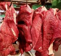 Daging sapi di sebuah pasar becek