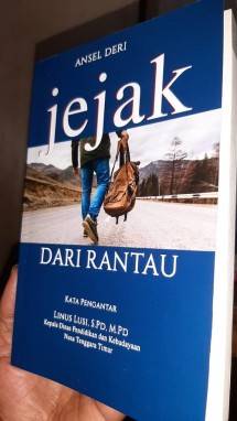 Staf Gubernur NTT Luncurkan Buku