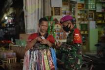 Prajurit Marinir di Pasar Tanah Abang
