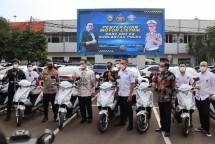 Sepuluh Motor Listrik BS Electric dari Bamsoet kepada Korlantas Polri