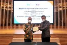 Wakil Direktur Utama 1 Bank Syariah Indonesia, Ngatari (kiri); dan Direktur Keuangan PT Kereta Api Indonesia (Persero), Salusra Wijaya (kanan) dalam Penandatanganan Nota Kesepahaman antara BSI dan KAI