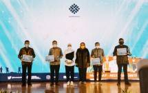 Menaker RI, Ida Fauziyah memberikan Penghargaan kepada Santika Indonesia Hotels & Resort di BBPLK Bekasi