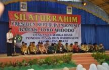 Presiden Jokowi saat bersilaturahmi dengan keluarga besar Pondok Pesantren Darussalam, di Kabupaten Ciamis, Jawa Barat (Jabar), Sabtu (10/6). (Foto: Humas/Rahmat)
