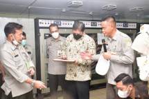 Menko Perekonomian Bersama Mentan Salurkan 20 Ribu DOC Ayam Petelur ke Rumah Tangga Miskin