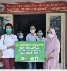 Menebar paket lebaran di Panti Sosial Tuna Ganda